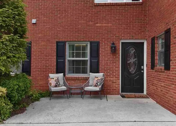 Private Suite In Upscale Neighborhood